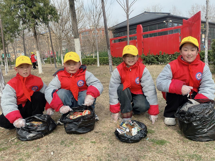 童心向雷锋 环保护家园 ——民权县育才小学雷锋日实践活动