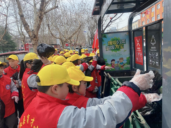 童心向雷锋 环保护家园 ——民权县育才小学雷锋日实践活动