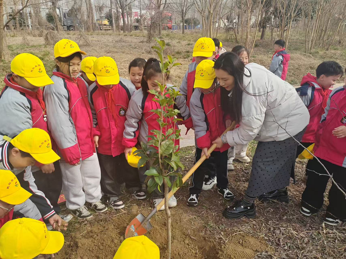 “植”此青绿  悦见春天   ——民权育才小学“3·12”植树节主题教育