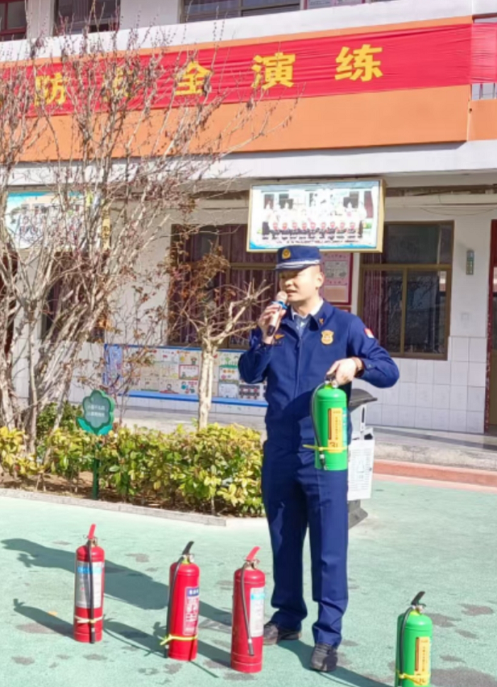 消防演练    防患未“燃”                      ——民权县育才小学春季