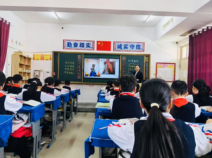 语文课堂展风采    听评研讨促提升                                ------- 民