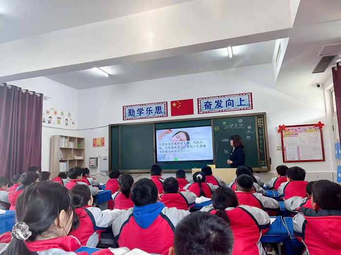 语文课堂展风采    听评研讨促提升                                ------- 民