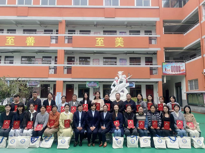 为爱同行   “委”以重任