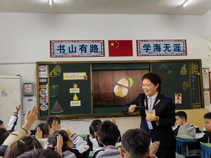 设计巧思量,课堂闪光芒 ——民权育才小学英语组听评课 设计巧思量,课堂闪光芒 ——民权育才小学英语组听评课