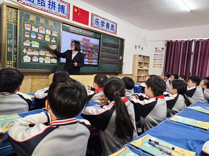 设计巧思量,课堂闪光芒 ——民权育才小学英语组听评课 设计巧思量,课堂闪光芒 ——民权育才小学英语组听评课