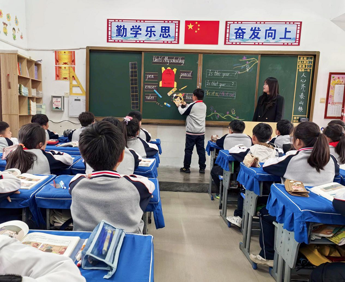 设计巧思量,课堂闪光芒 ——民权育才小学英语组听评课 设计巧思量,课堂闪光芒 ——民权育才小学英语组听评课