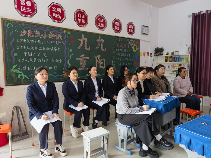 设计巧思量,课堂闪光芒 ——民权育才小学英语组听评课 设计巧思量,课堂闪光芒 ——民权育才小学英语组听评课