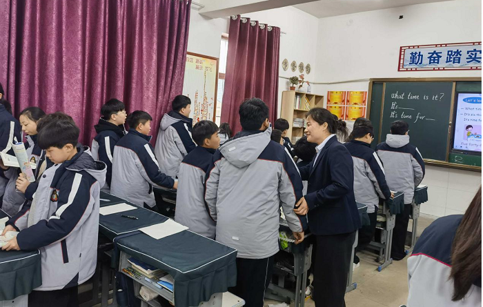 欢乐课堂展风采 以评促研共成长 ——民权育才小学英语组听评课活