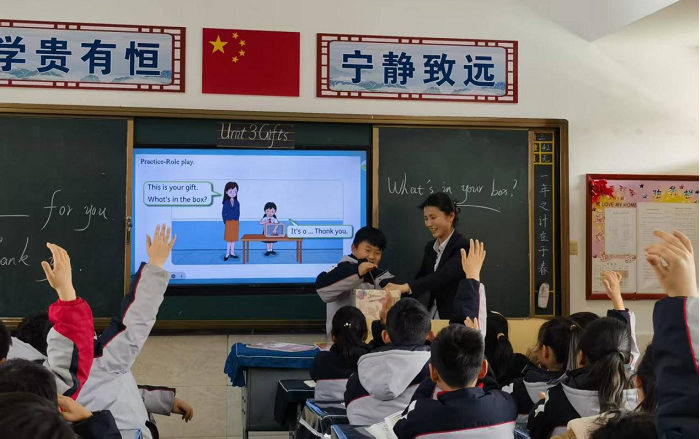 欢乐课堂展风采 以评促研共成长 ——民权育才小学英语组听评课活