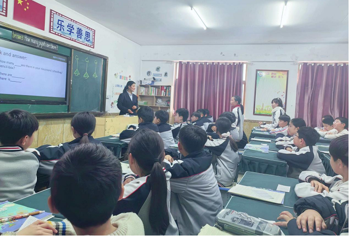 欢乐课堂展风采 以评促研共成长 ——民权育才小学英语组听评课活