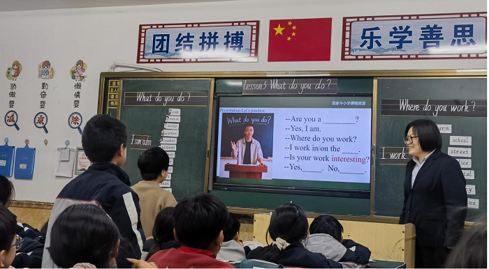 欢乐课堂展风采 以评促研共成长 ——民权育才小学英语组听评课活