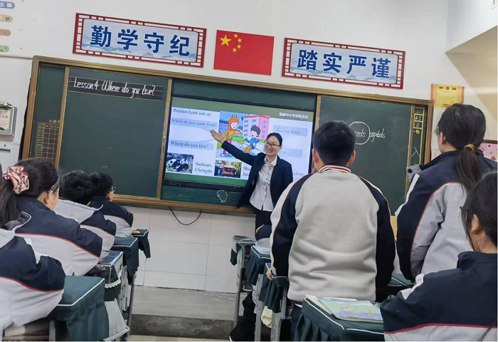 欢乐课堂展风采 以评促研共成长 ——民权育才小学英语组听评课活