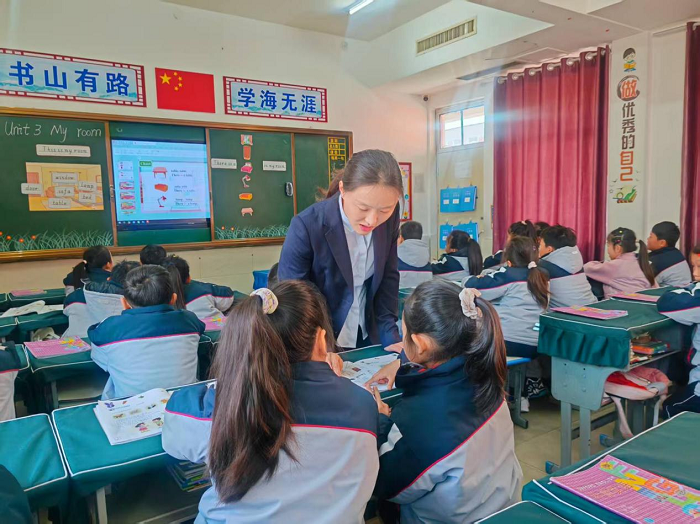 欢乐课堂展风采 以评促研共成长 ——民权育才小学英语组听评课活