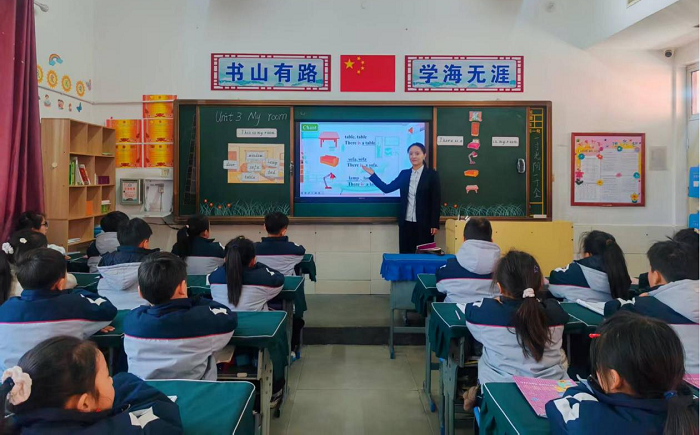 欢乐课堂展风采 以评促研共成长 ——民权育才小学英语组听评课活