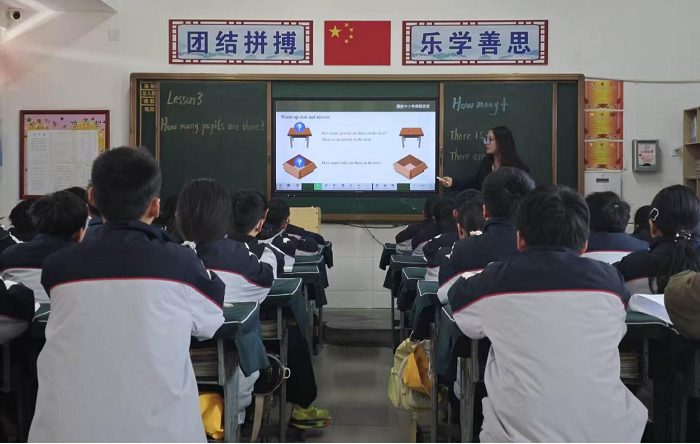 欢乐课堂展风采 以评促研共成长 ——民权育才小学英语组听评课活