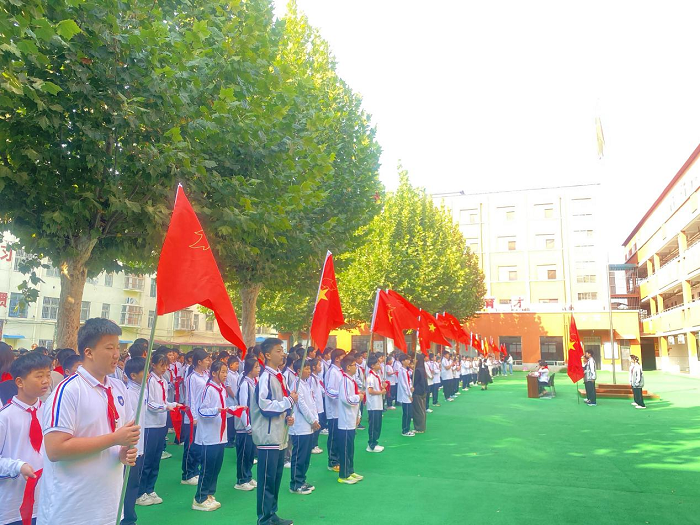 飘扬红领巾 光荣少先队 ——民权县育才小学新少先队员入队仪式 飘扬红领巾 光荣少先队 ——民权县育才小学新少先队员入队仪式