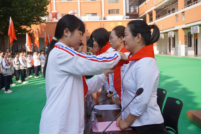 飘扬红领巾 光荣少先队 ——民权县育才小学新少先队员入队仪式 飘扬红领巾 光荣少先队 ——民权县育才小学新少先队员入队仪式