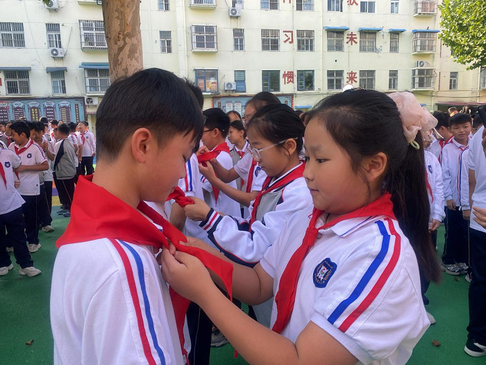 飘扬红领巾 光荣少先队 ——民权县育才小学新少先队员入队仪式 飘扬红领巾 光荣少先队 ——民权县育才小学新少先队员入队仪式