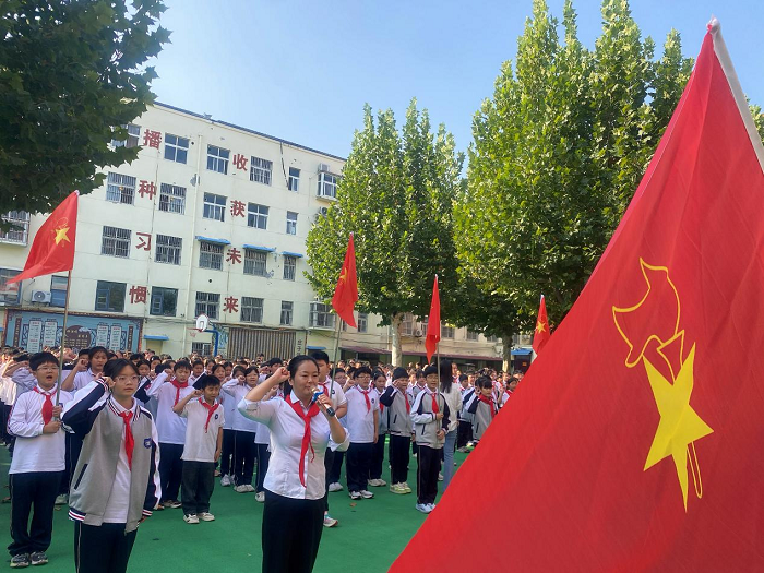 飘扬红领巾 光荣少先队 ——民权县育才小学新少先队员入队仪式 飘扬红领巾 光荣少先队 ——民权县育才小学新少先队员入队仪式