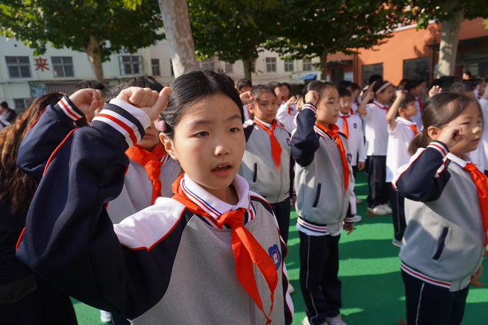 飘扬红领巾 光荣少先队 ——民权县育才小学新少先队员入队仪式 飘扬红领巾 光荣少先队 ——民权县育才小学新少先队员入队仪式