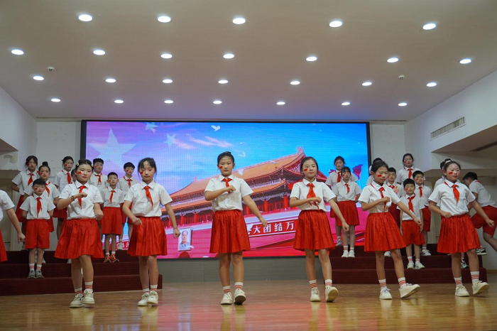诵红色经典 做强国少年 ——民权县育才小学高年级爱国诗词诵读大